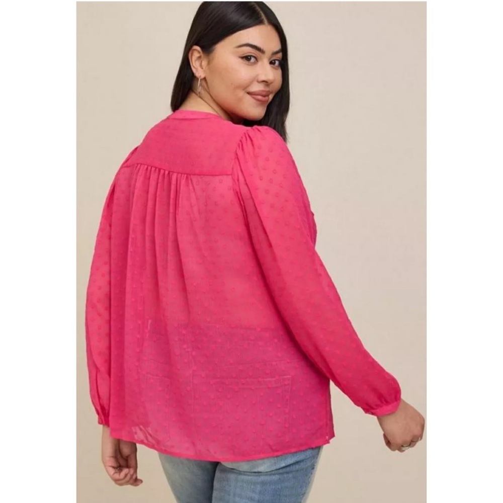 NWT! TORRID HOT PINK CHIFFON CLIP DOT BUTTON-FRONT BLOUSE! SIZE 2 - Picture 2 of 4